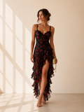 Vestido Chic Floral Negro y Rojo con Fruncido y Bajo de Volantes