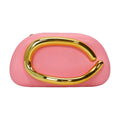 Bolso de mujer de piel sintética con asa metálica y correa extraíble.