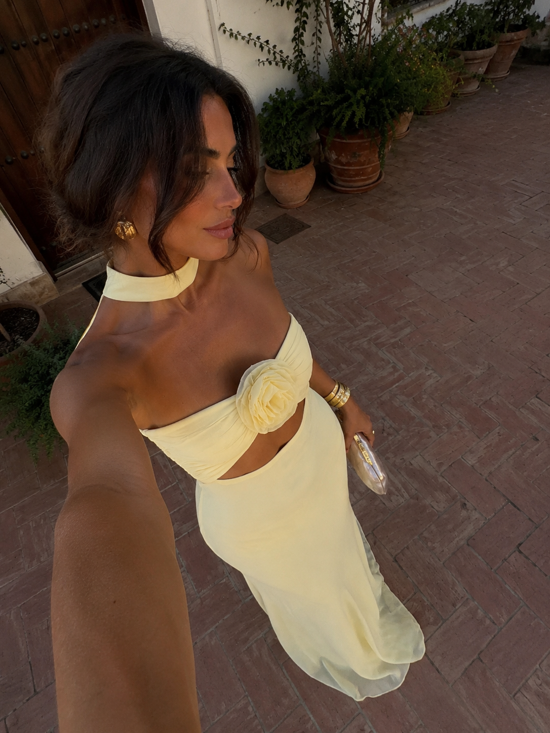 Vestido amarillo pastel con estampado floral