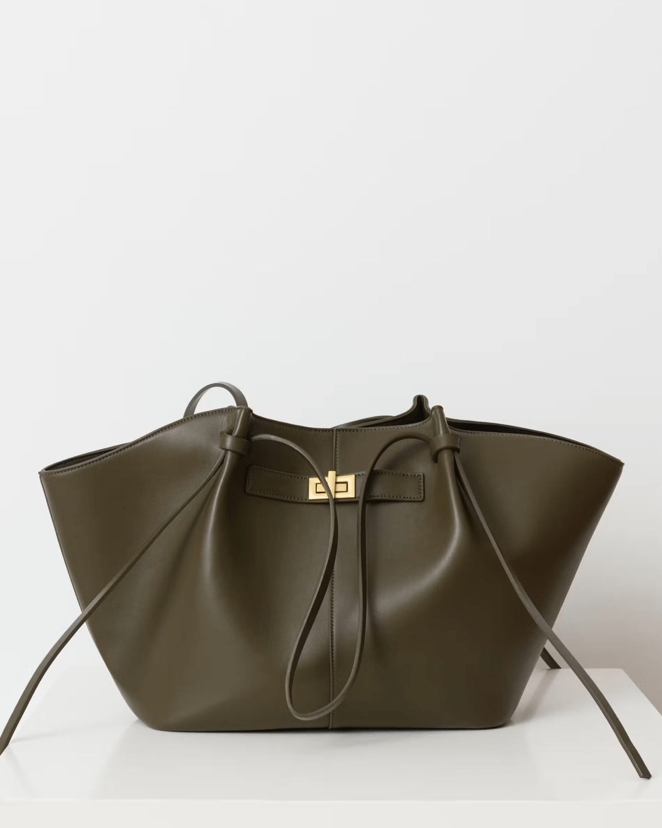 ARIA | Bolso Luxe Curve — El Complemento que lo Dice Todo